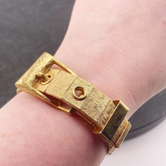 VINTAGE Gold toned metal adjustable belt bracelet 1960s 1970s statement jewelry - Picture 2 of 10